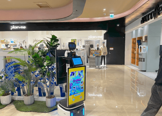 AI 導覽機器人在零售百貨門市提供智慧接待服務