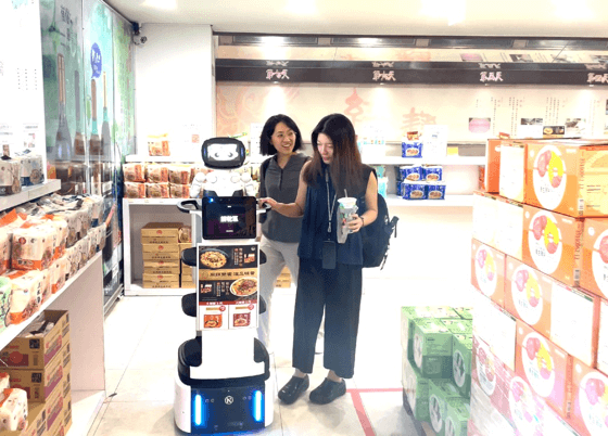 AI 導覽機器人在觀光與伴手禮場域提供多語服務