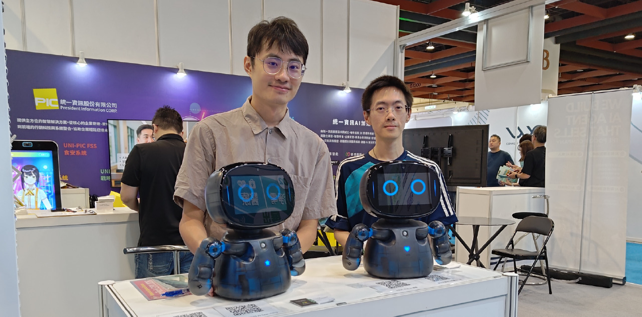 靠朋友創意兩位團隊成員與兩台 Kebbi 機器人在 AI WAVE SHOW 2025 展場