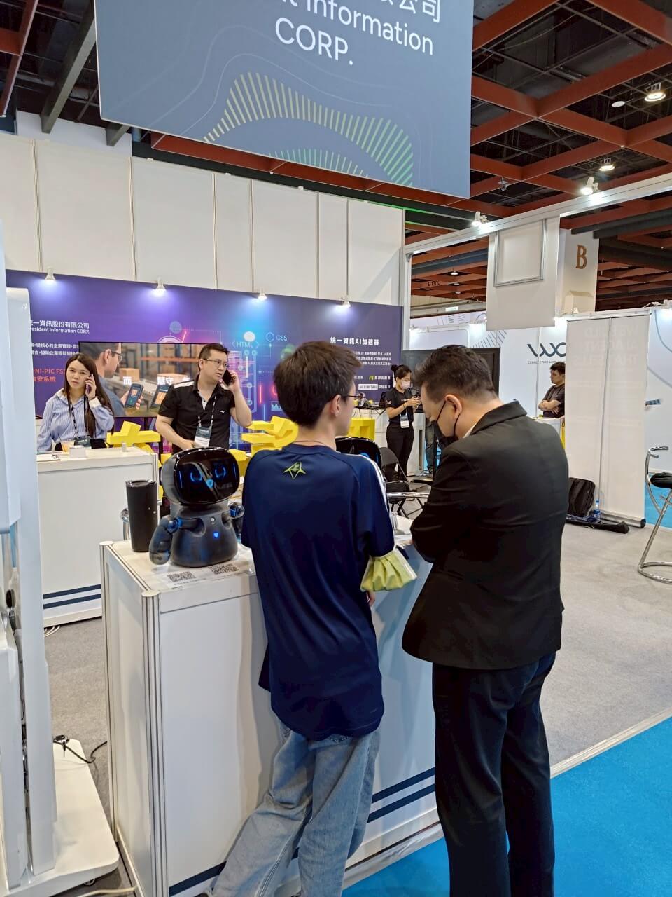 AI WAVE SHOW 2025 現場來賓與桌上型 Kebbi 機器人互動